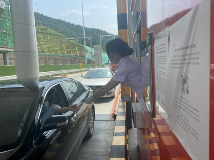 全國率先！四川這條高速公路試點人工車道通行費“紙改電”