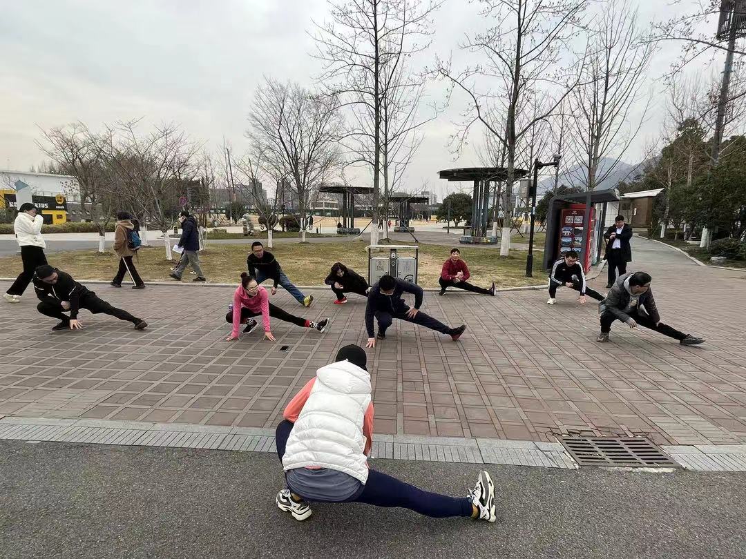 向夢想奔跑，朝未來前行——“感動跑團”新年環(huán)湖跑活動
